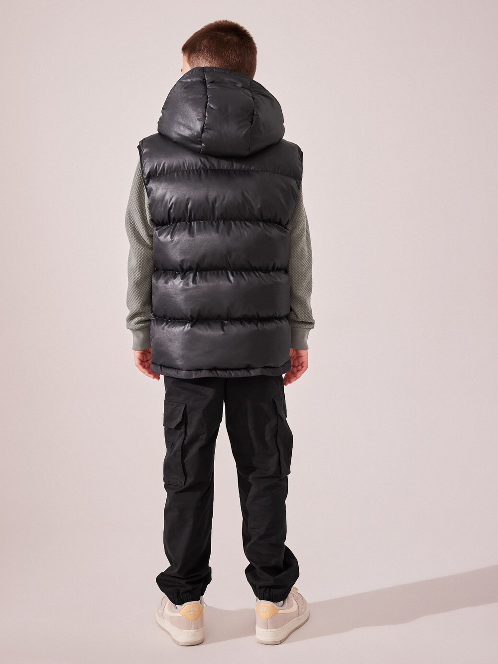 Жилет утепленный с капюшоном для мальчика Next Q96-674, Черный