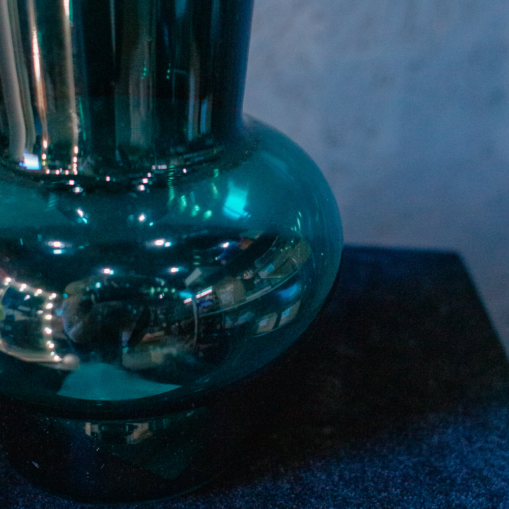 16. Изумрудная стеклянная ваза необычной формы