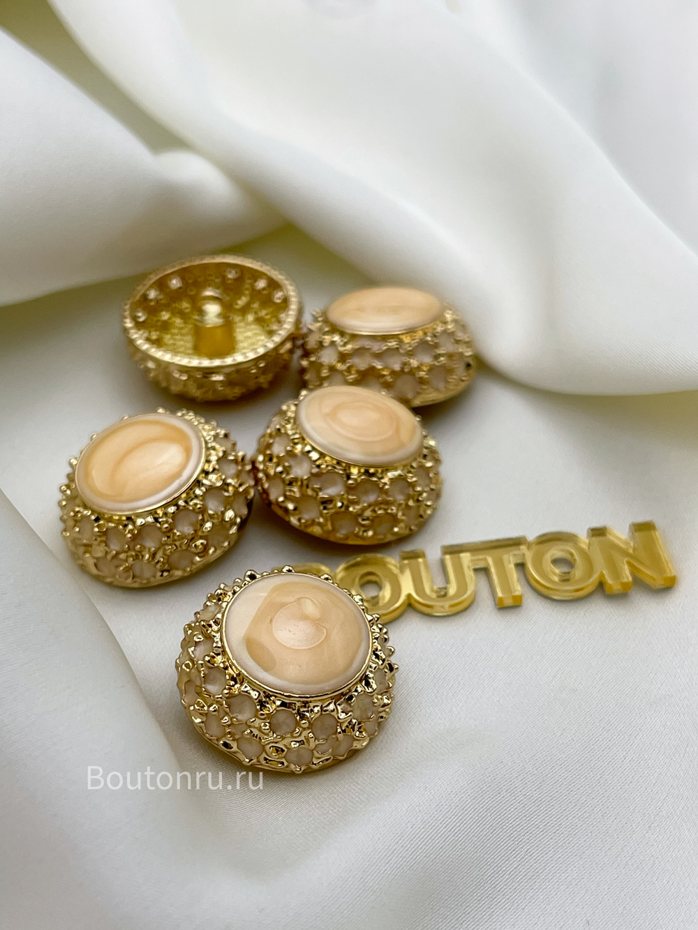 Пуговицы объемные золотистые с молочной персиковой эмалью с переливами