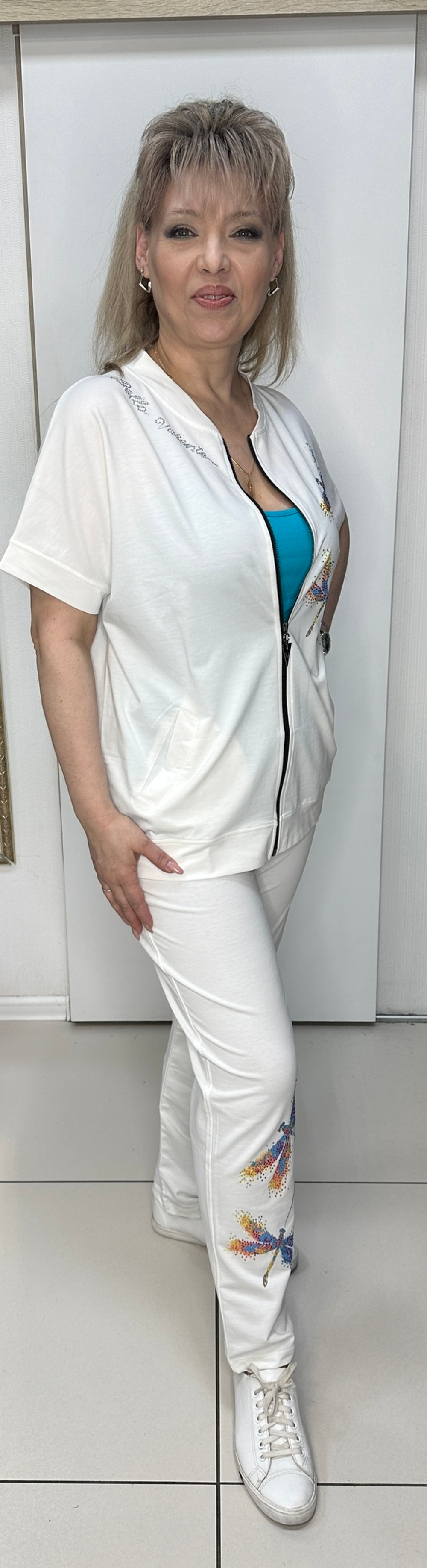 Белый трикотажный брючный костюм