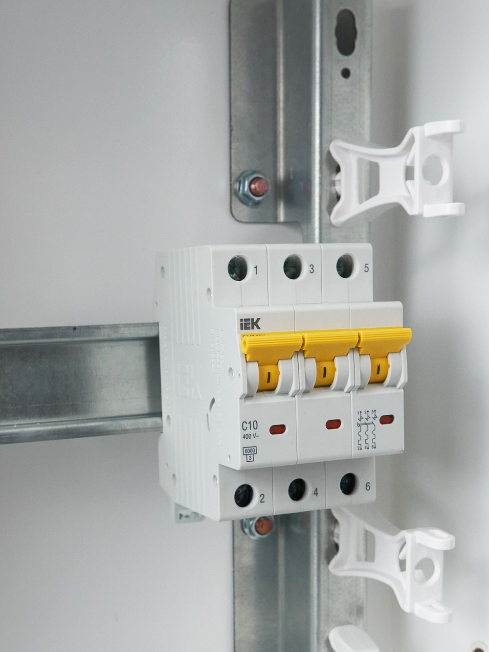 KARAT Автоматический выключатель ВА47-60M 3P C 10А 6кА IEK