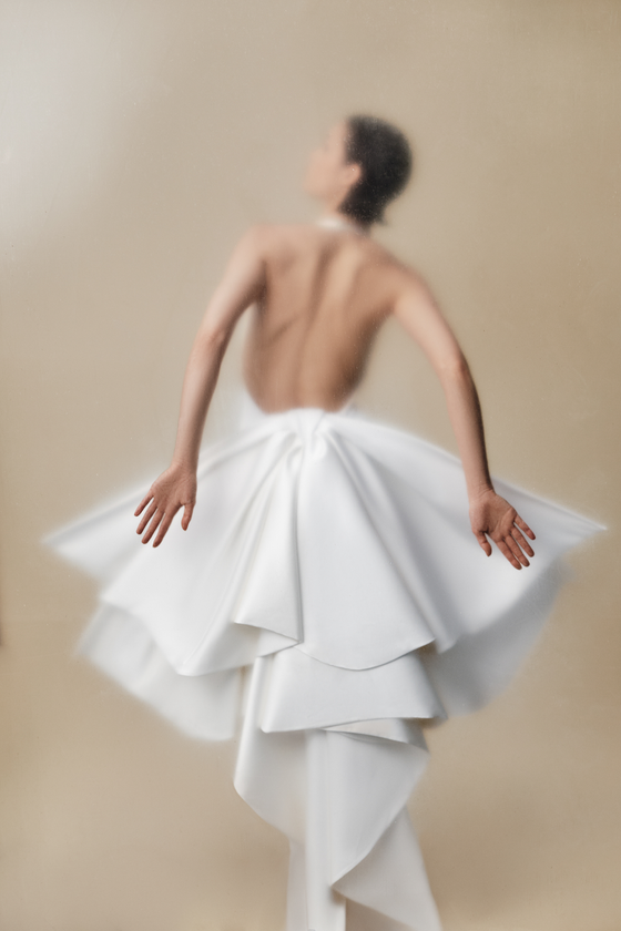 Платье макси из атласа со съемным шлейфом