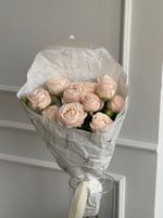 Кулек из кустовой пионовидной розы Бомбастик с крупным бутоном