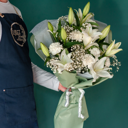 Сборный букет из лилий и диантусов