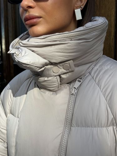 Короткий серый пуховик с мехом енота