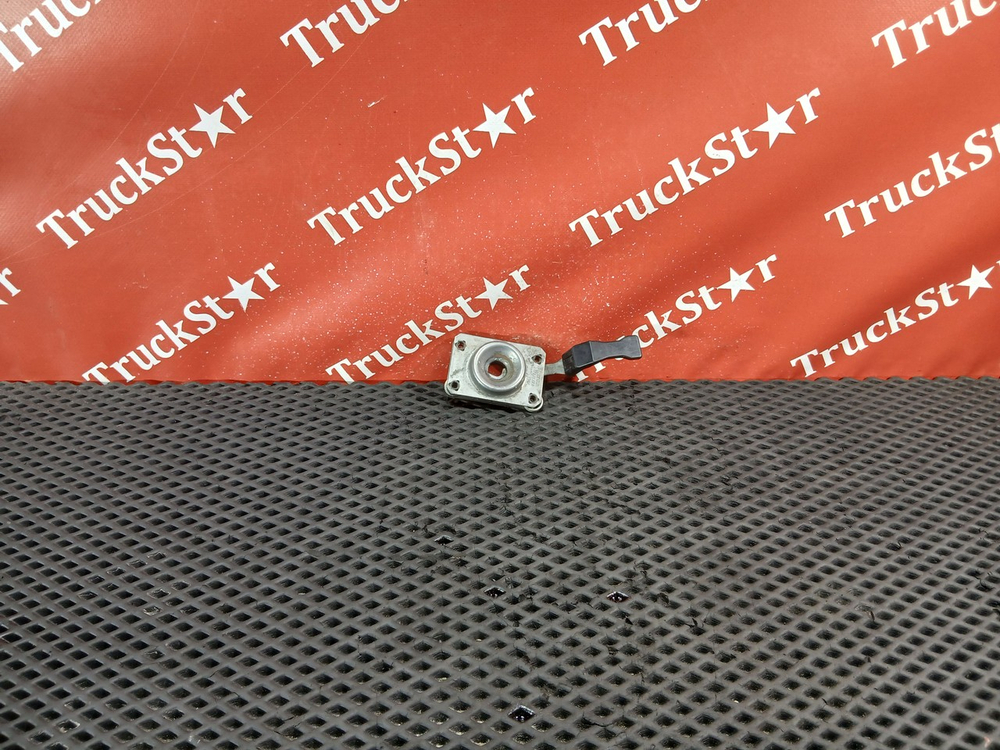 Замок капота