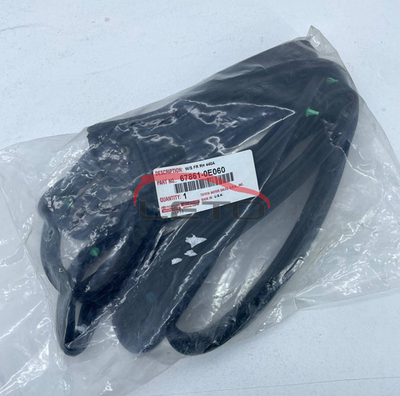 Уплотнитель двери передней правой 67861-0E060