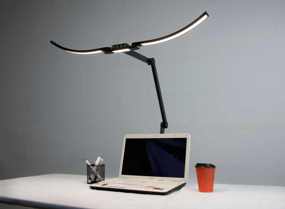 Светильник FRIENDME бестеневой настольный на струбцине светодиодный No. 5 черный с тройным источником света. Яркость - 1400 lum. 24W.