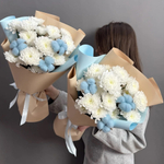 Дуо-букет из белых кустовых хризантем и голубого хлопка