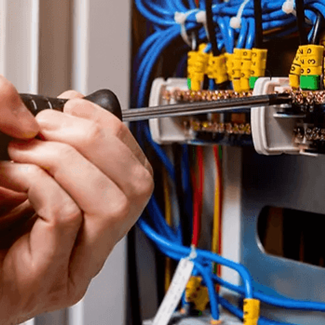 «Без Напряжения»: Ваш проводник в мире промышленного электричества