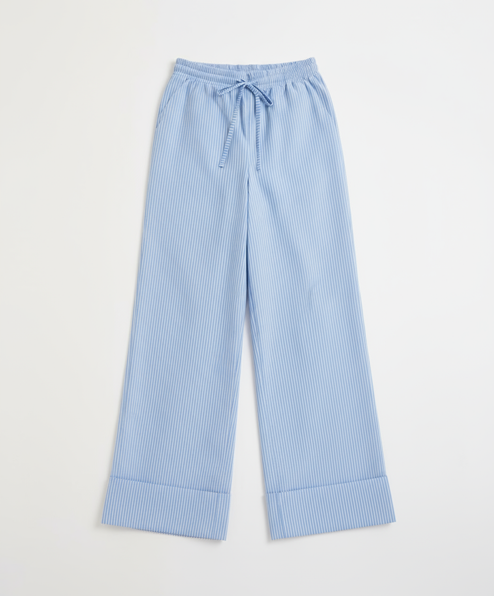 Свободные брюки в пижамном стиле