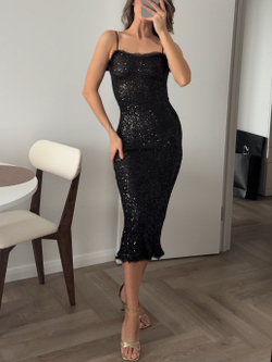 Платье средней длины, в паетку, на бретелях