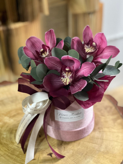 Орхидея Цимбидиум и эвкалипт в бархатной шляпной коробке