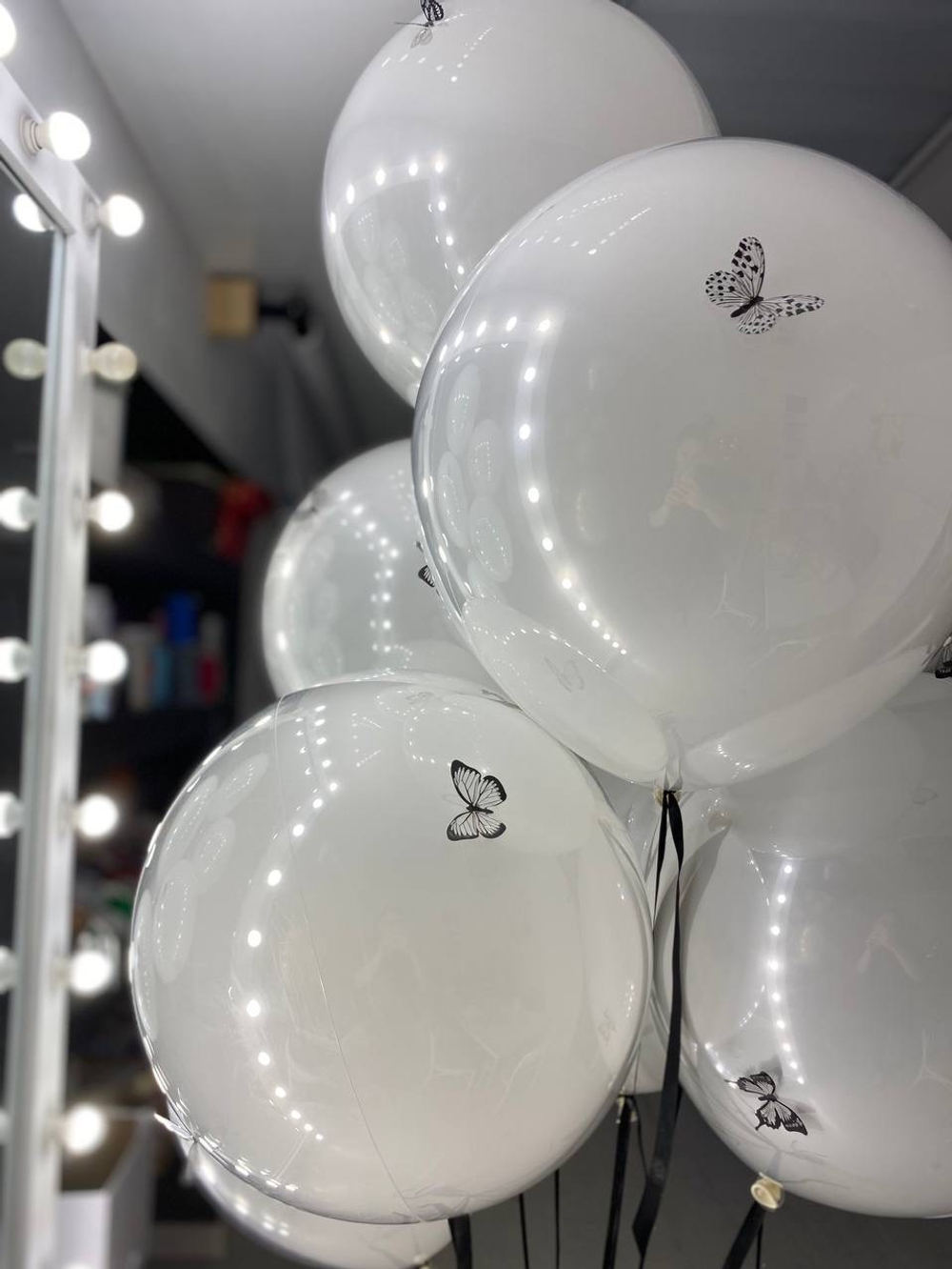 Белые воздушные шары с бабочками №2003