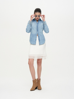 Голубая джинсовая рубашка с потертостями