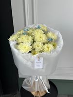 Букет из хризантемы в сливочном оттенке и оксипеталума