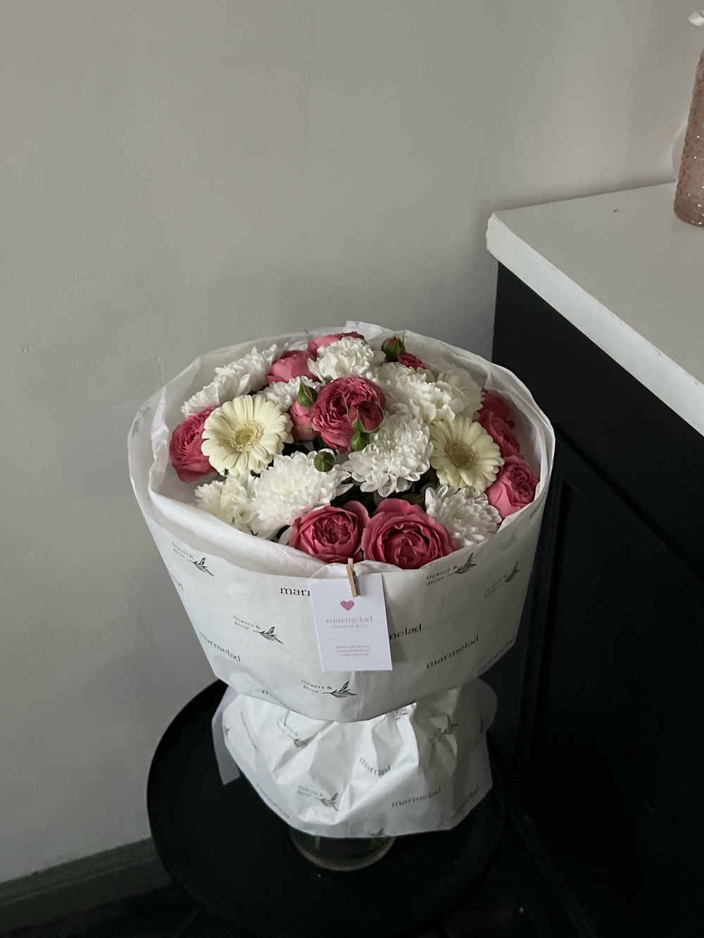 Сборный букет с яркой кустовой розой