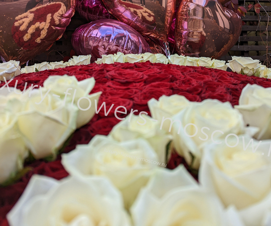 701 роза в корзине с надписью Маме