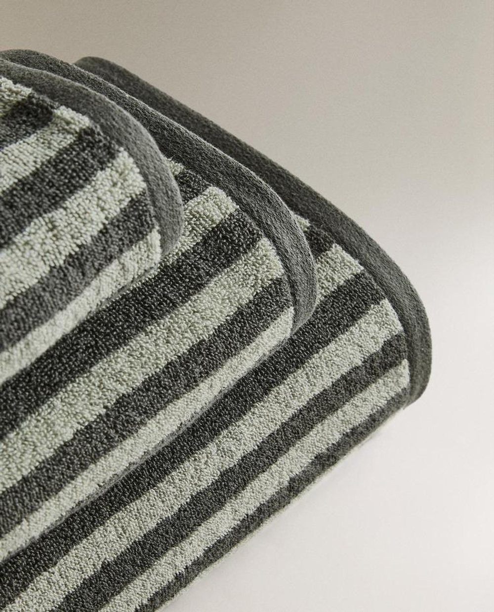 ZARA HOME БАННОЕ ПОЛОТЕНЦЕ С ЦВЕТНЫМИ ПОЛОСКАМИ, ЗЕЛЕНЫЙ