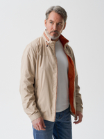 Ветровка мужская на резинке с контрастными акцентами бежевого цвета.