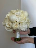 Свадебный букет из пионов, лизиантуса, кустовых пионовидных и одноголовых роз