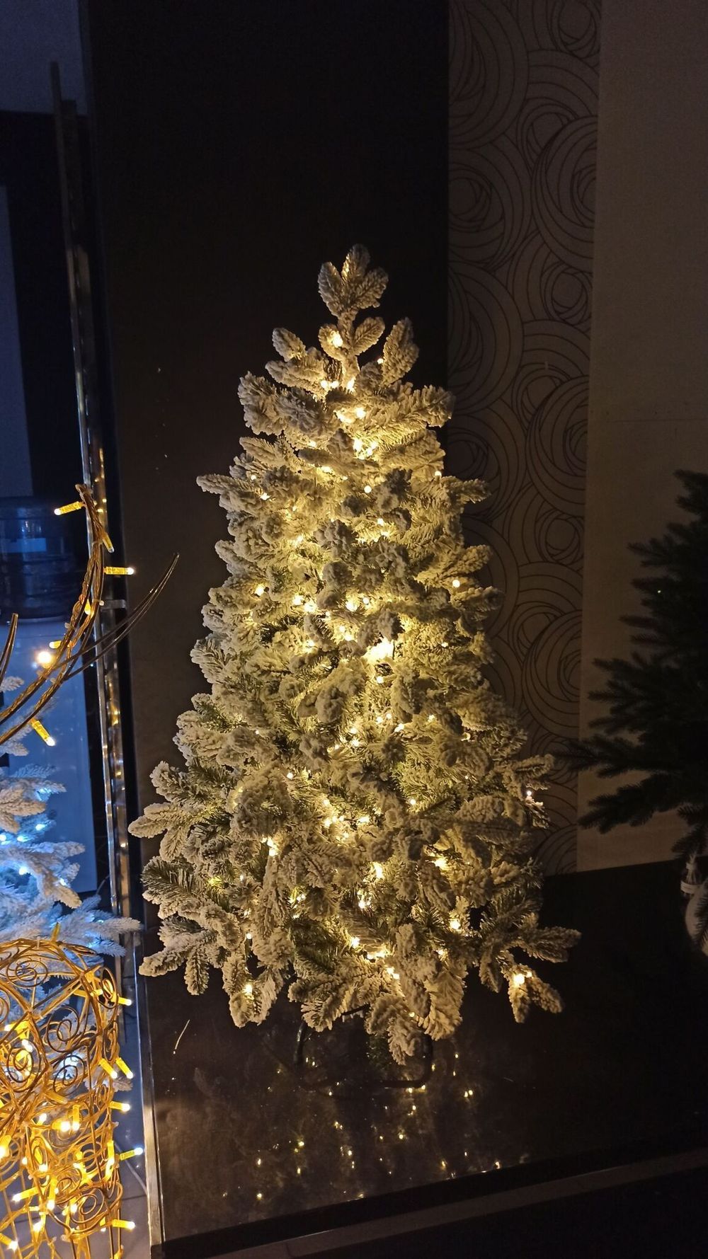 Заснеженная ель с гирляндой «Барокко» теплый свет (Литая+пвх) 180 см / 1,8 м