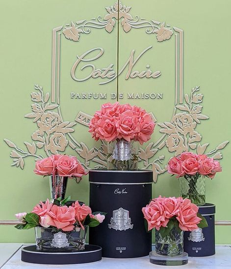 Коралловый букет роз в прозрачной овальной вазе, Cote Noire