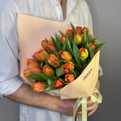 Букет из оранжевых пионовидных тюльпанов