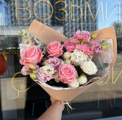 Букет из роз, эустомы и гортензии