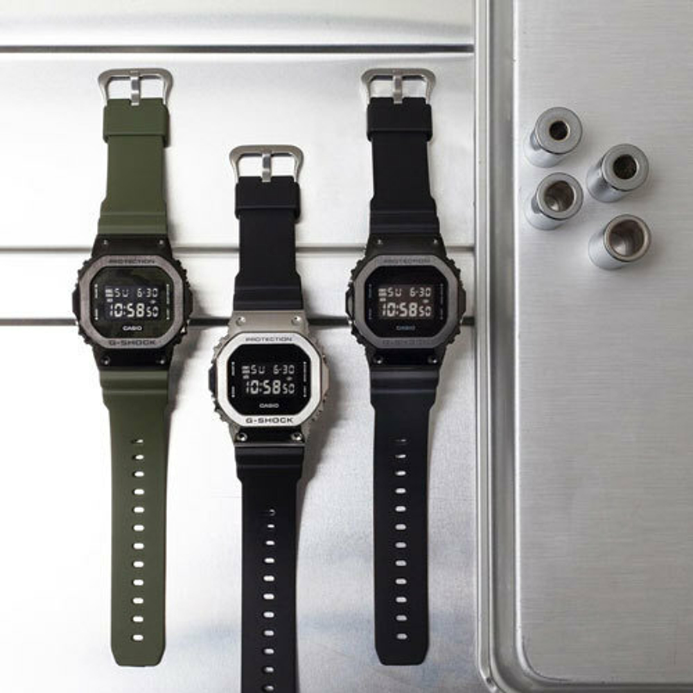 Японские наручные часы Casio G-SHOCK GM-5600-1ER с хронографом