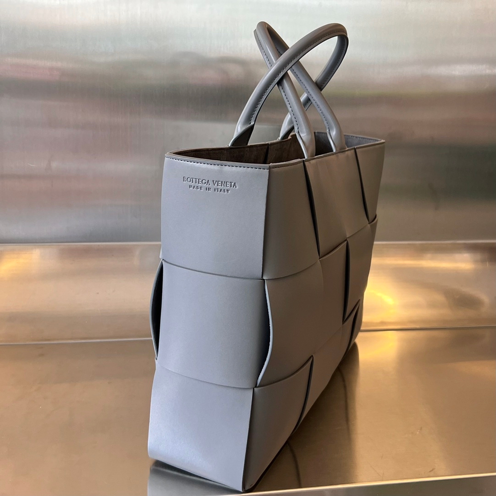 Bottega Veneta Medium Arco Tote Bag 37 cm