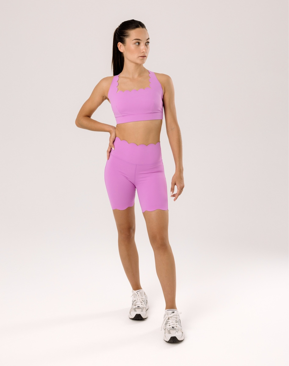 Костюм с базовым топом и велосипедками с волнообразными краями