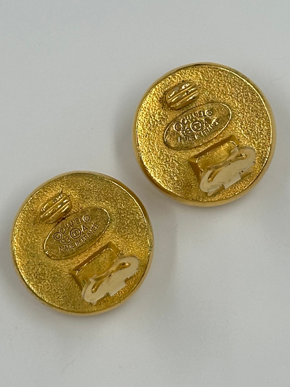 Клипсы с «жемчугом» Chanel