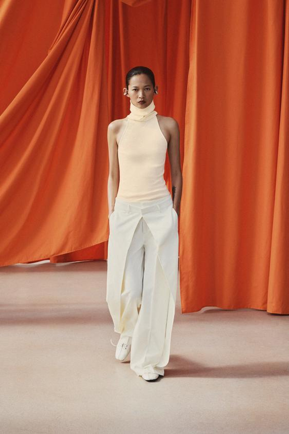 ZARA БРЮКИ С ЗАЩИПАМИ СПЕРЕДИ — ZW COLLECTION, ЭКРЮ