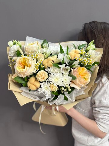 Авторский букет в кремовой гамме