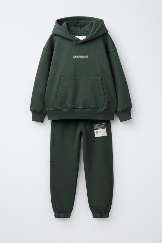 ZARA КОМПЛЕКТ ИЗ ТОЛСТОВКИ С КАПЮШОНОМ И БРЮК-ДЖОГГЕРОВ С НАШИВКАМИ, ИЗУМРУДНЫЙ
