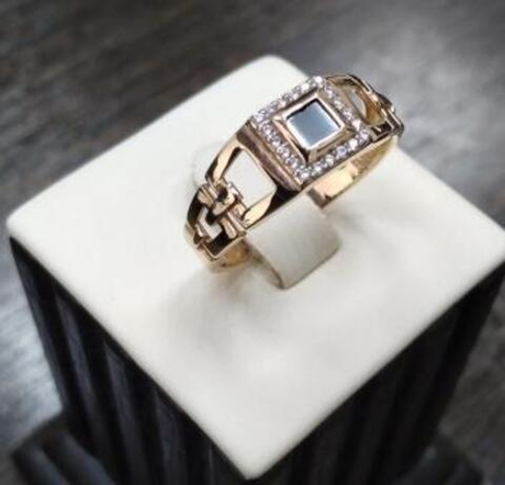 Кольцо из золота с ониксом