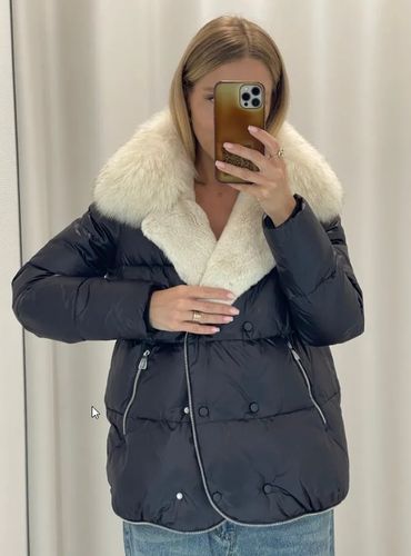 Черно-белый двубортный пуховик с мехом