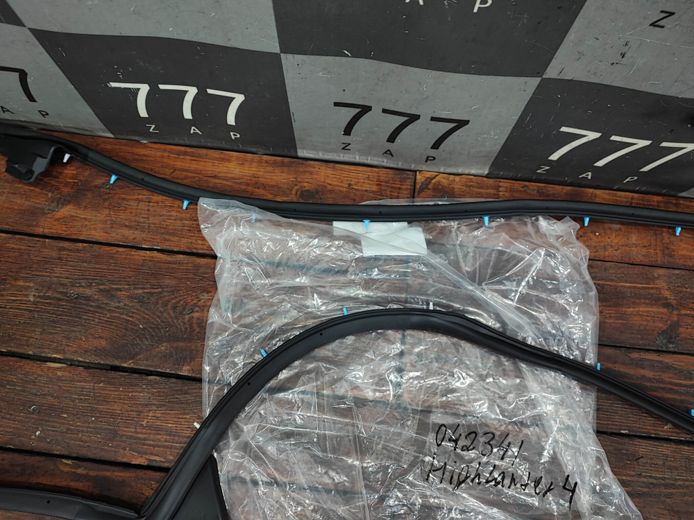 Уплотнитель двери задней правой Toyota Highlander 4 (U70) 19-нв Новое Оригинал 678710E100