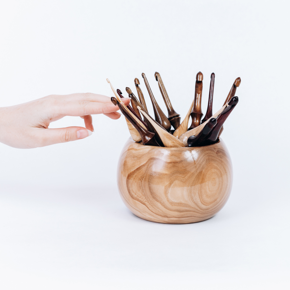 Набор деревянных крючков для вязания из разных пород дерева (16 штук) с клубочницей (органайзеом). KN24