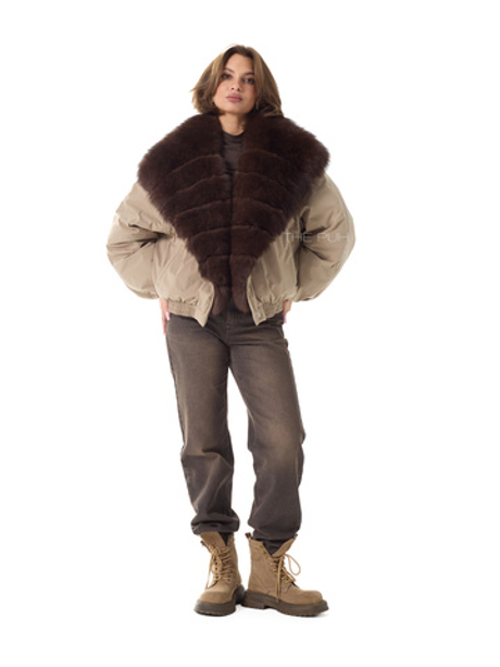 Парка цвета капучино с меховым воротником-стойкой