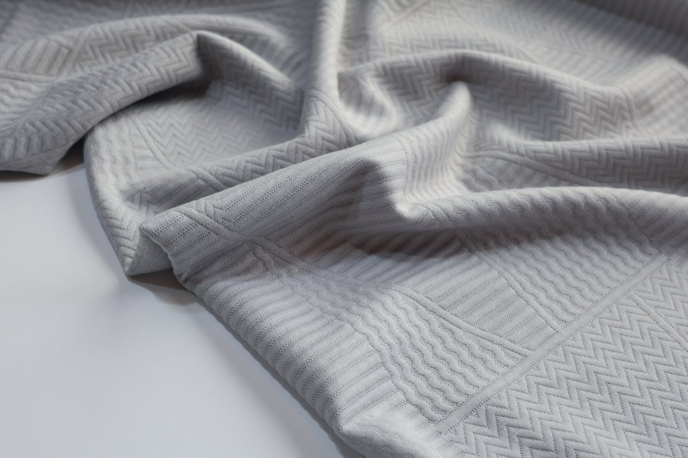 СЕРЫЙ - Фактурный трикотаж с геометрическим узором (1373 Маша) (к1 стрела от кромки 25см + испачкан местами)