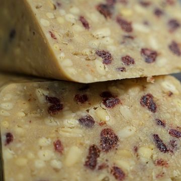 Кедровый десерт с вяленой земляникой (55г.)