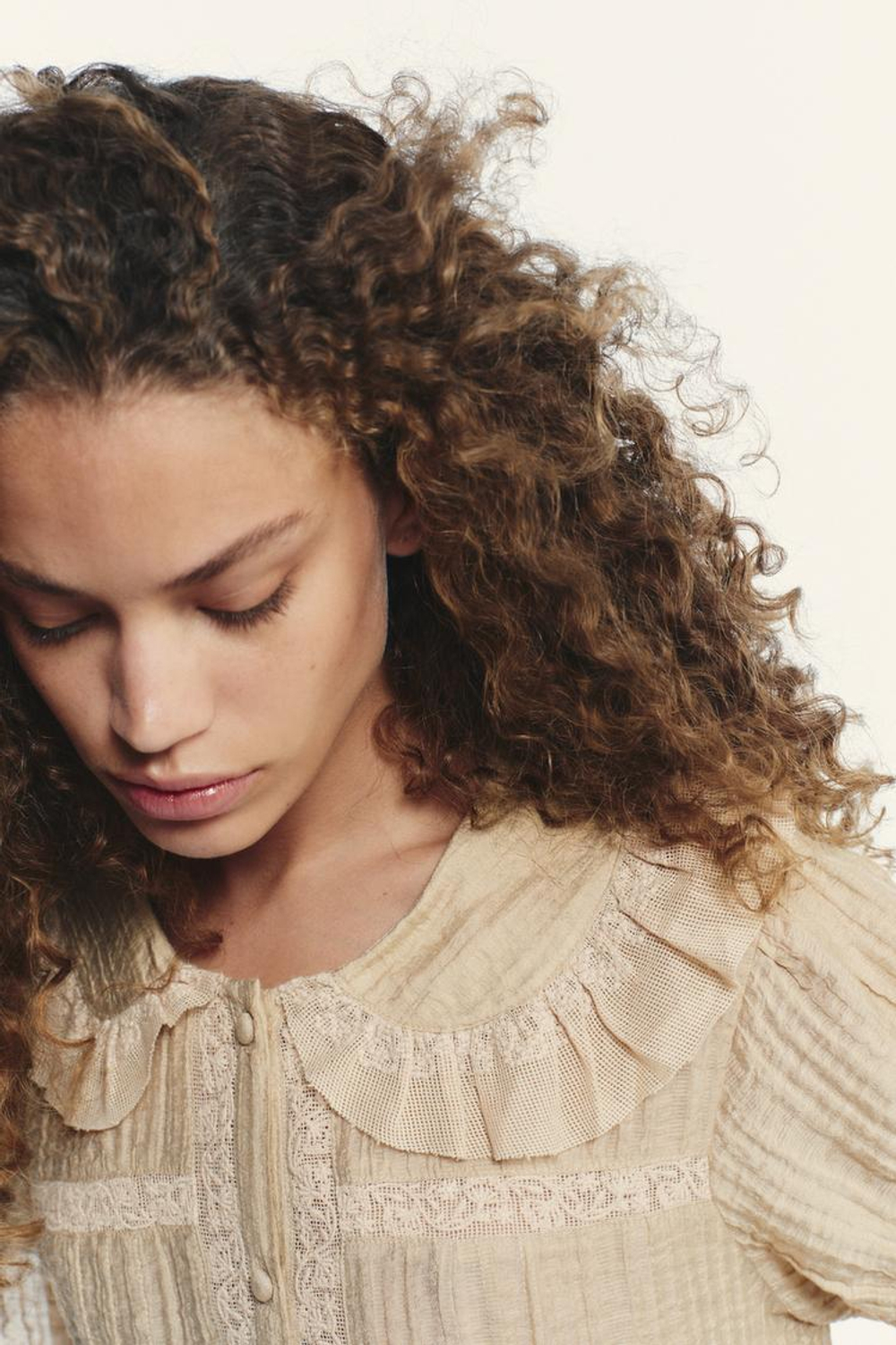 ZARA РУБАШКА С КРУГЛЫМ ВОРОТНИКОМ И ВЫШИВКОЙ, БЕЖЕВЫЙ