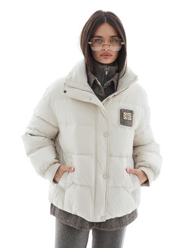 Бежевый пуховик с комбинированной рубашкой