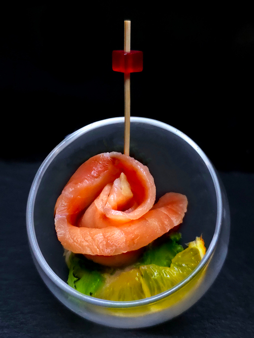 Канапе с семгой и лимоном