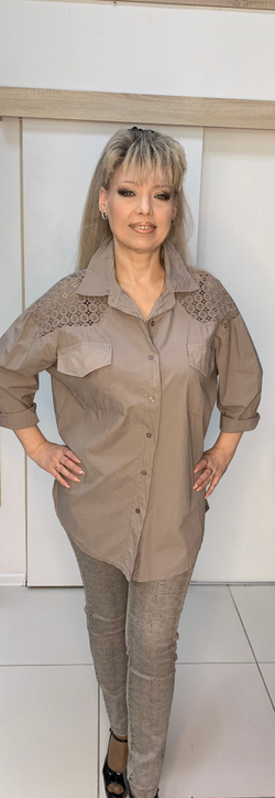 Удлиненная рубашка с кармашками и перфорацией