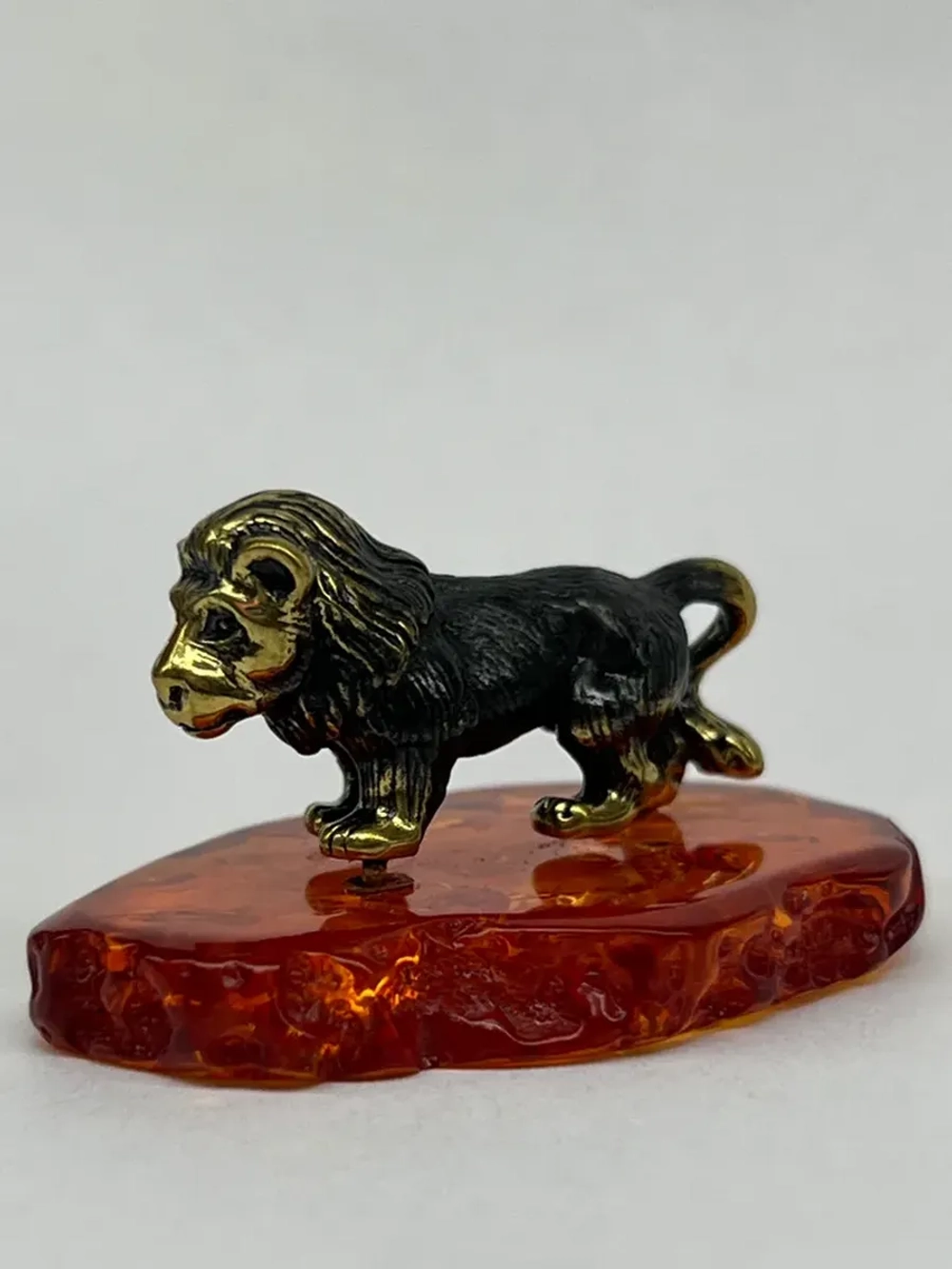 Бронзовая статуэтка на янтаре