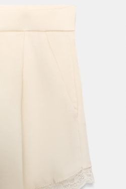 ZARA АТЛАСНЫЕ ШОРТЫ С КРУЖЕВОМ, ВАНИЛЬНЫЙ