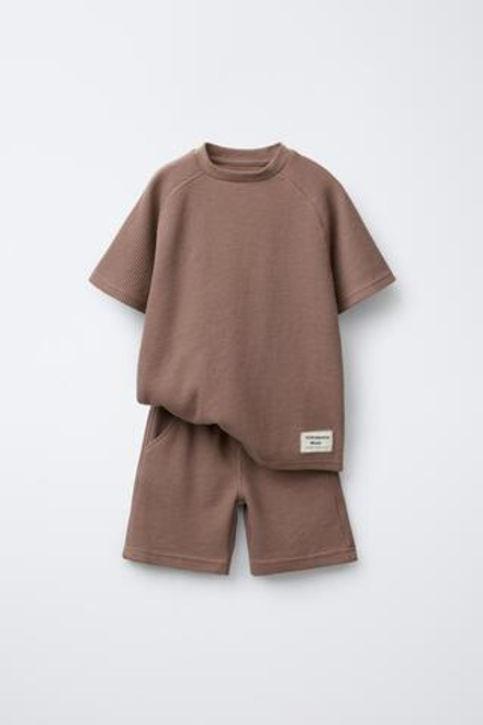 ZARA КОМПЛЕКТ ИЗ ФУТБОЛКИ И ШОРТОВ ИЗ РИФЛЕНОЙ ТКАНИ, КОРИЧНЕВЫЙ